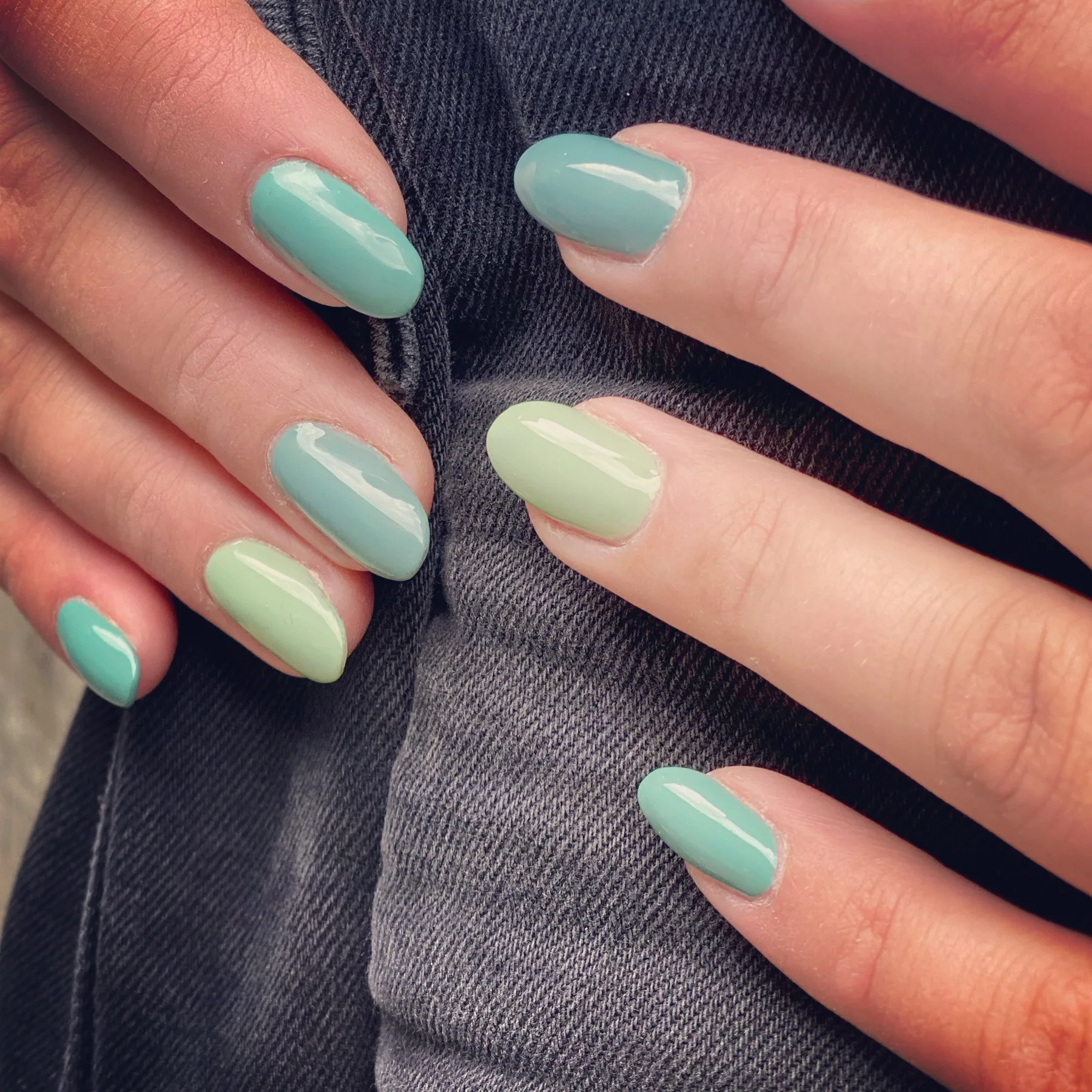 Mintfarbene Nägel